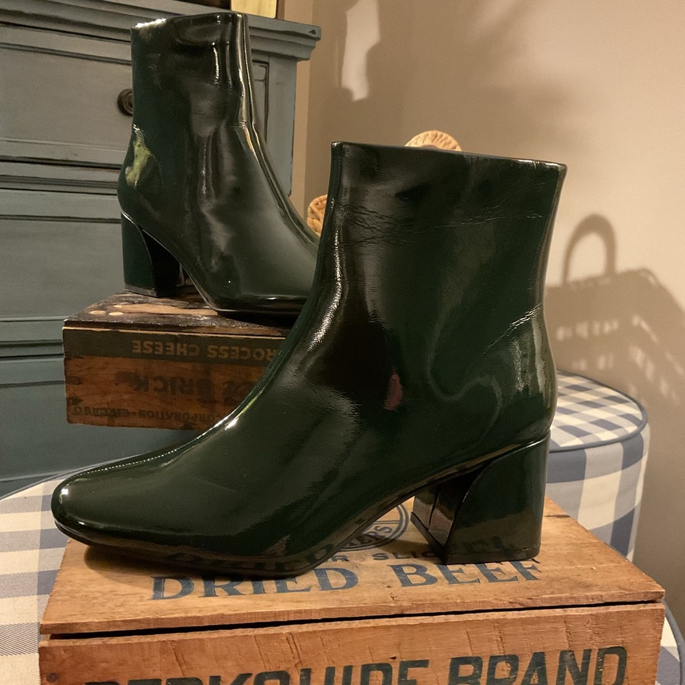 NWT Soda Evergreen Green Patent Leather Block Heel Ankle Booties SZ 8 GORGEOUS